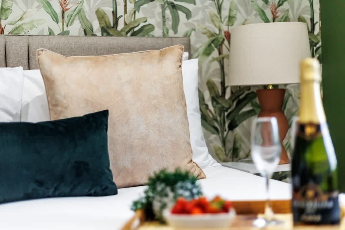 1 habitación, tabla de planchar con plancha, cuna de viaje y wifi 