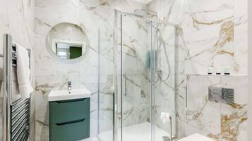 Shower, hair dryer, towels