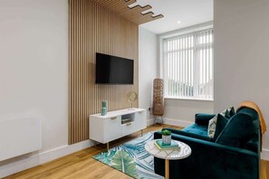 TV, videospill, fotballspill og kontorer