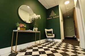 Interior - Stunning Sea Views, Family Apt; Free Parking & Gym (Bournemouth)