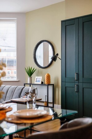 Interior - Stunning Sea Views, Family Apt; Free Parking & Gym (Bournemouth)