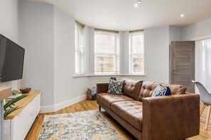 TV, video games, table football, offices - Private Garden Apt, w/ Free Gym, Parking & Wi-Fi (Bournemouth)