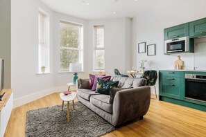 TV, videospill, fotballspill og kontorer