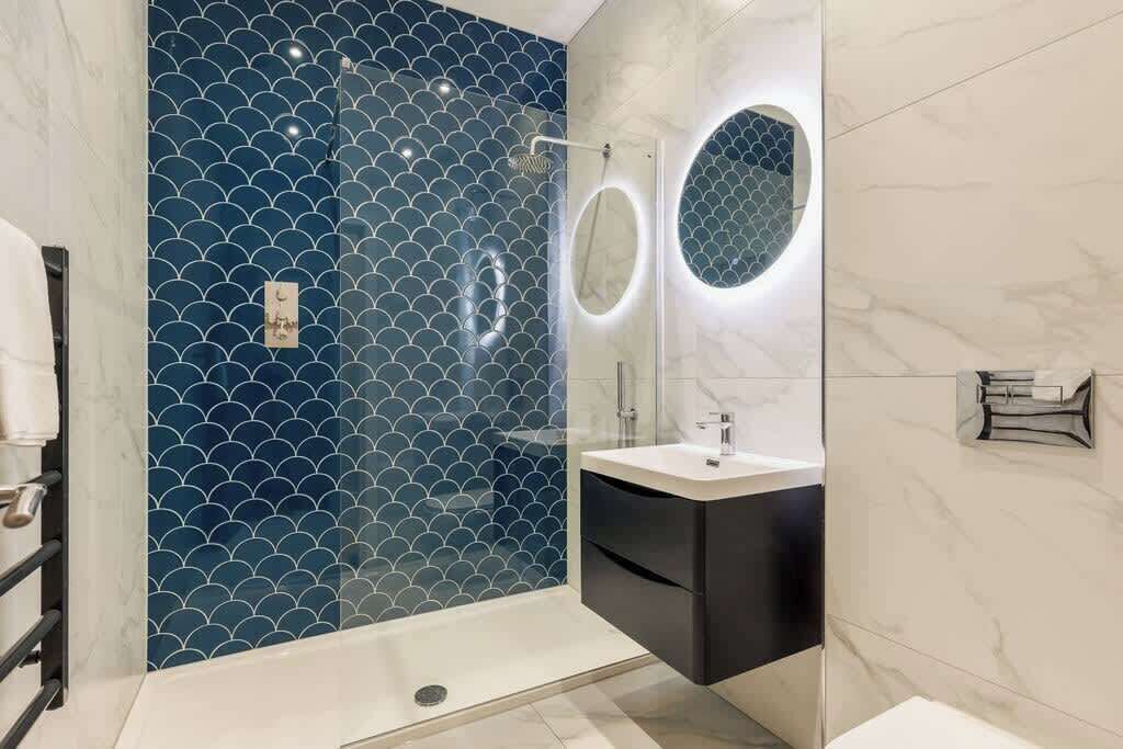 Shower, hair dryer, towels, shampoo