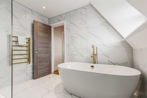 Badewanne, Haartrockner, Handtücher