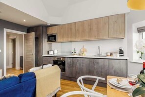 ثلاجة، ميكروويف، فرن، موقد طهي مسطح