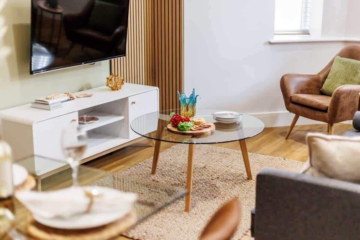 Fernseher, Videospiele, Tischfußball, Arbeitsbereiche