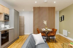 TV, video games, foosball, offices - Stunning & Spacious 1-Bed Apt w/ Free Gym & PKG (Bournemouth)