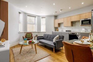 TV, video games, foosball, offices - Stunning & Spacious 1-Bed Apt w/ Free Gym & PKG (Bournemouth)