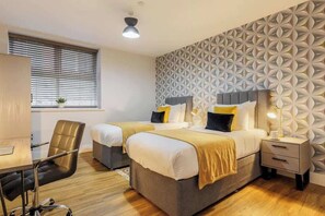 2 عدّة غرف نوم ومكواة/لوح كي وسرير سفر وواي فاي