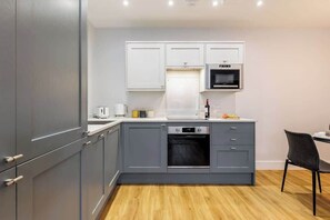 ثلاجة، ميكروويف، فرن، موقد طهي مسطح