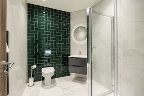 Dusche, Haartrockner, Handtücher