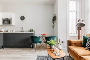 TV, videospill, fotballspill og kontorer