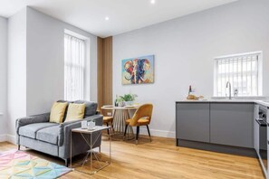 TV, video games, table football, offices - Cosy & Colourful 1-bed Apt w/ Free Parking & Wi-Fi (Bournemouth)