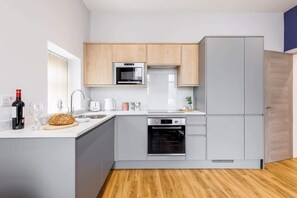 Kjøleskap, mikrobølgeovn, ovn og kokeplater