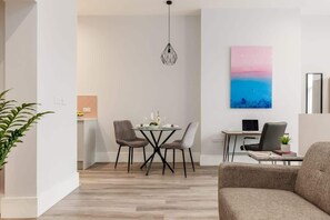 TV, videospill, fotballspill og kontorer