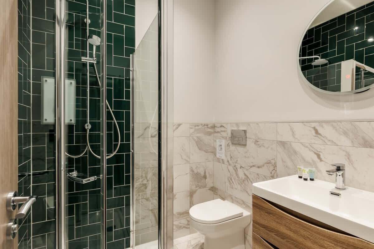 Shower, hair dryer, towels, shampoo