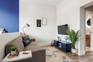 TV, video games, foosball, offices - Comfy Seaside Studio Apt w/ Free Gym & Wi-Fi (Bournemouth)