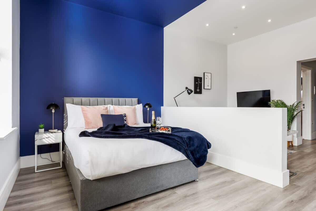 1 habitación, tabla de planchar con plancha, cuna de viaje y wifi 