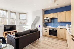 TV, video games, foosball, offices - Bright & Stylish King Bed Apt w/ Free Gym & WI-FI (Bournemouth)