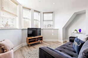 TV, videospill, fotballspill og kontorer