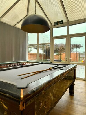 Game room - Bright & Stylish King Bed Apt w/ Free Gym & WI-FI (Bournemouth)