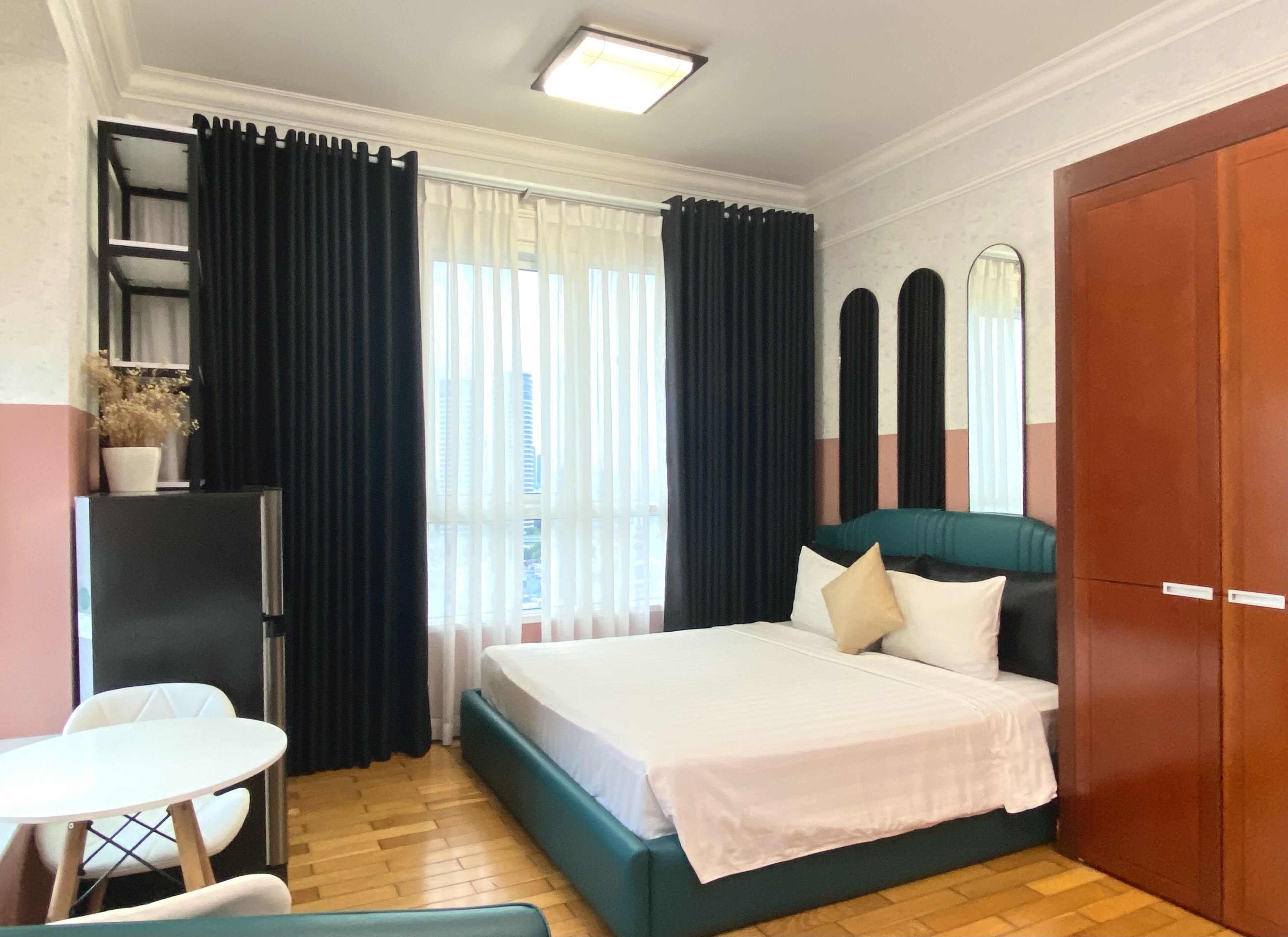 Ropa de cama de alta calidad y espacio para trabajar con laptop 