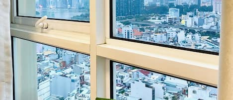 Habitació doble executiva, accés a la piscina, vistes a la ciutat | Sala d'estar | Televisor LED de 39 polzades amb canals per cable i Netflix