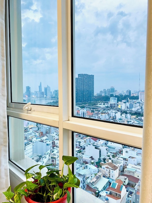 Habitación doble ejecutiva, acceso a la alberca, vista a la ciudad | Área de sala de estar | Televisión LED de 39 pulgadas con canales por cable y Netflix 