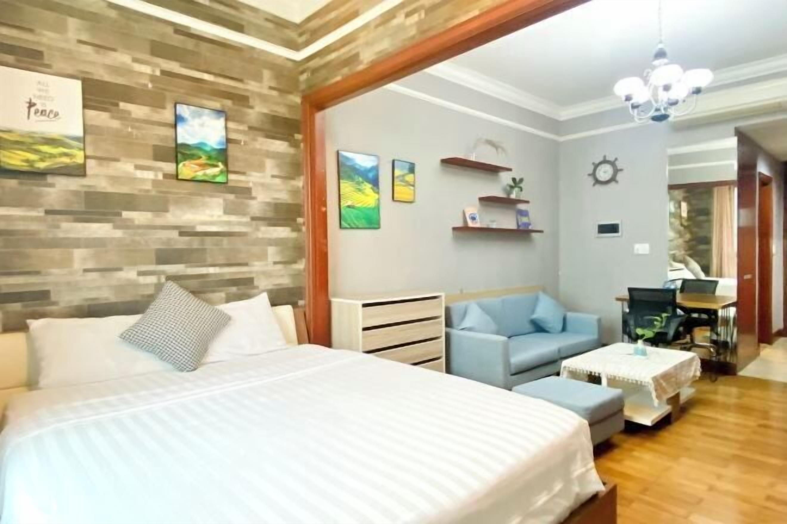 Ropa de cama de alta calidad y espacio para trabajar con laptop 