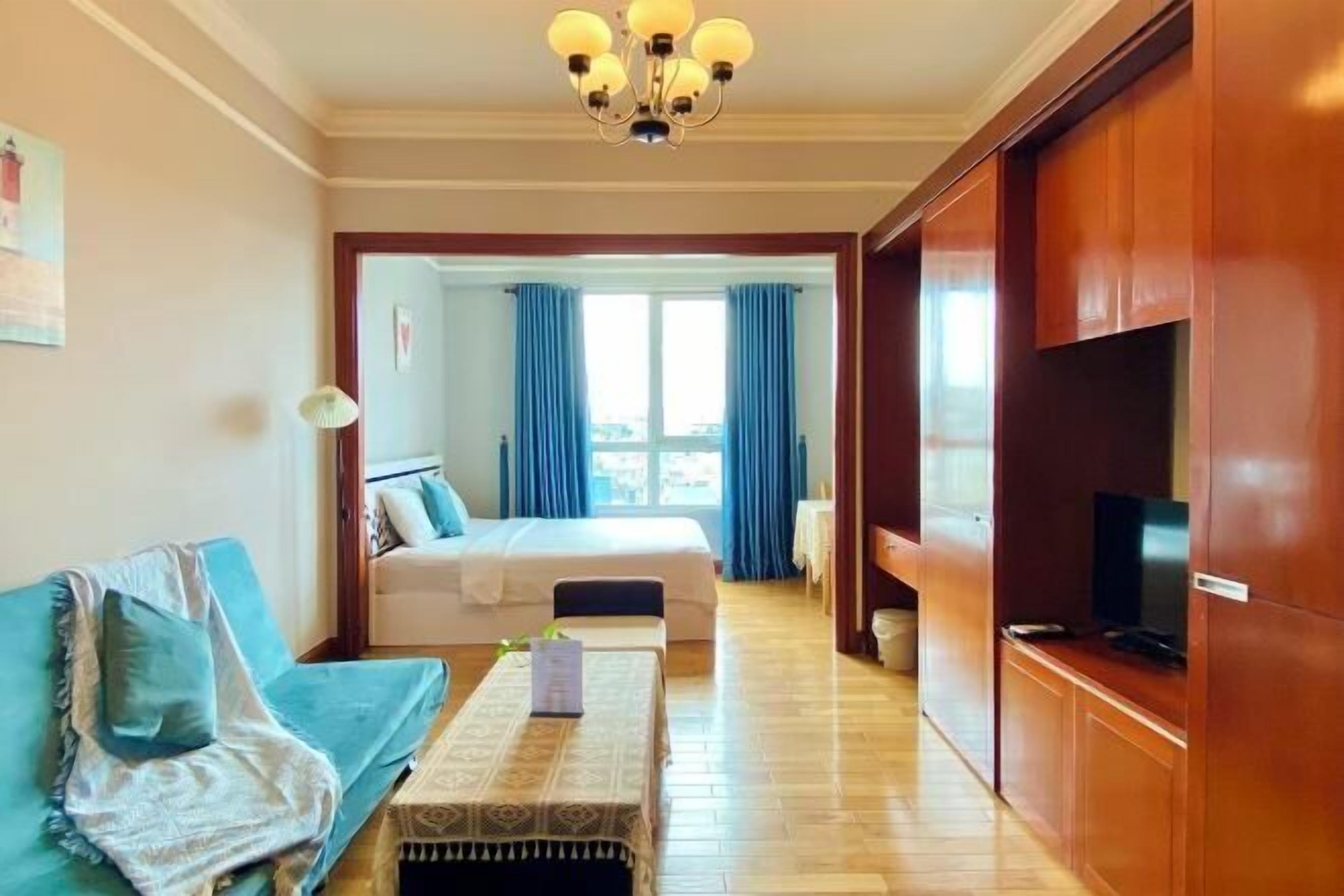 Ropa de cama de alta calidad y espacio para trabajar con laptop 