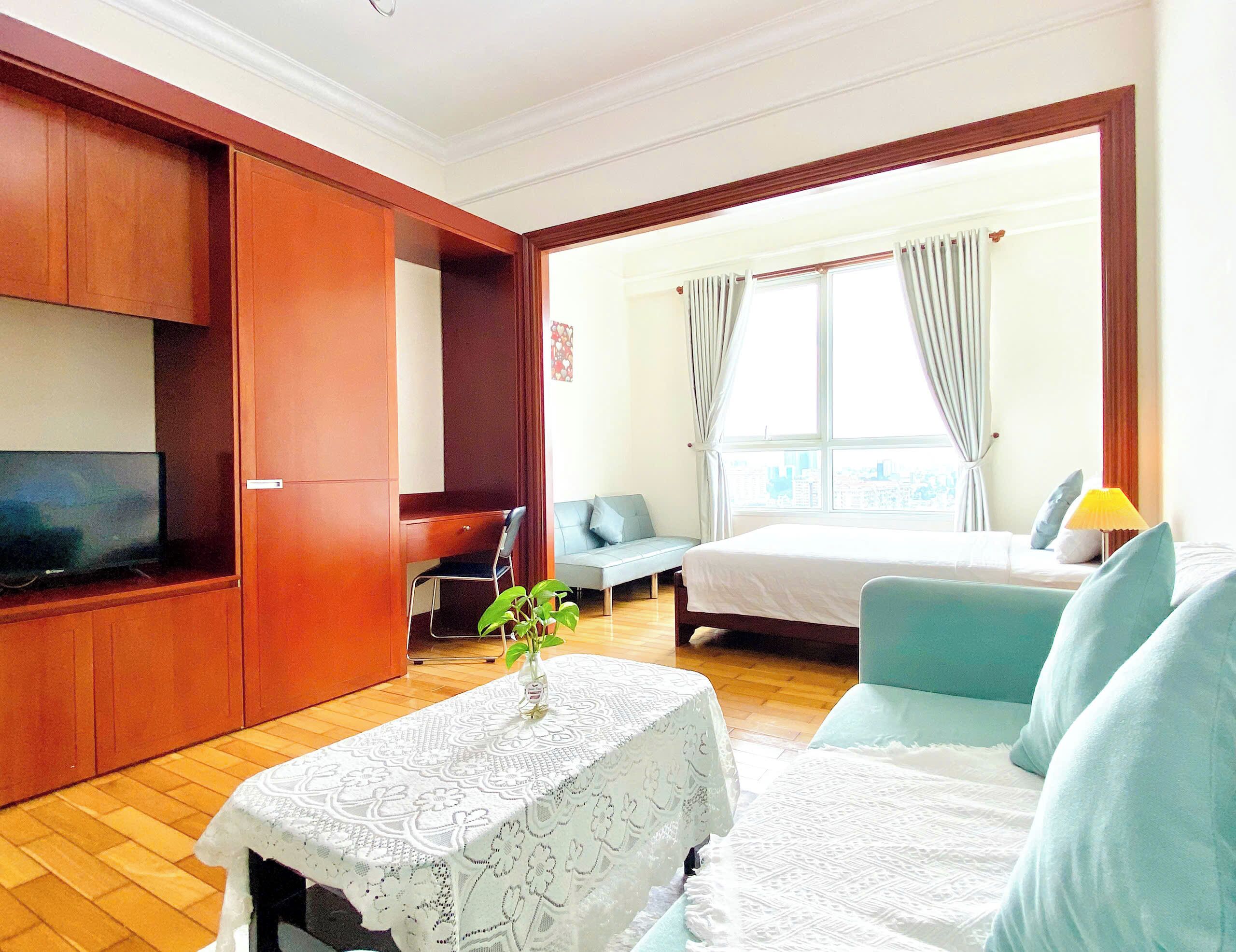 Ropa de cama de alta calidad y espacio para trabajar con laptop 