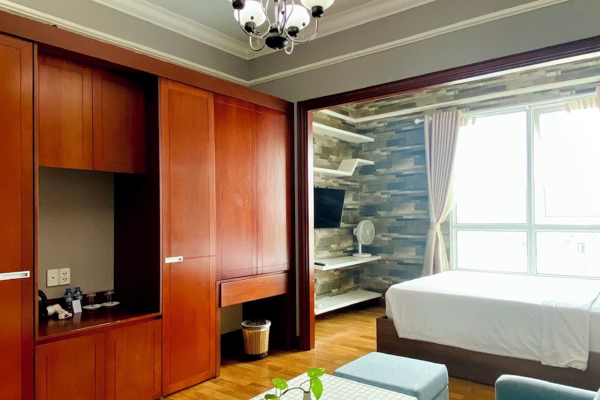 Panoramic Studio Suite, 1 Queen Bed, City View | 1 bedroom, premium bedding, individually furnished, laptop workspace