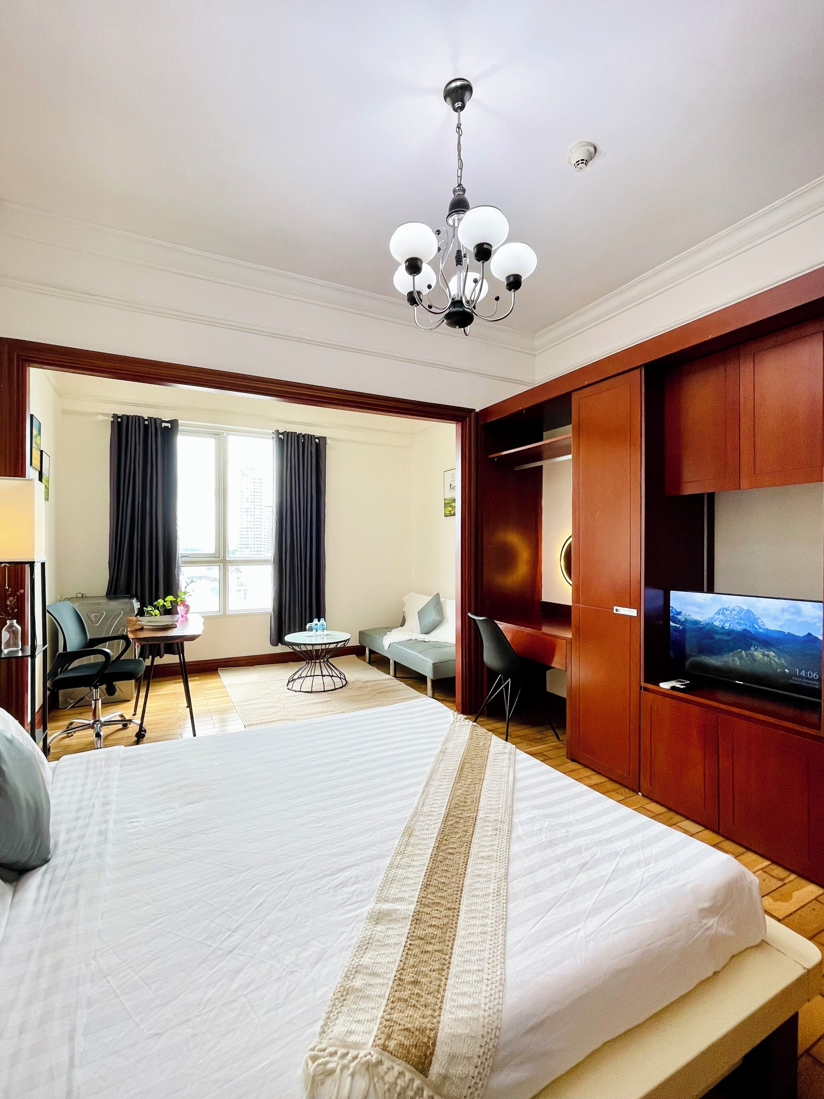 Senior Suite, 1 Queen Bed, Pool Access, City View | Premium bedding, laptop workspace, blackout drapes, soundproofing