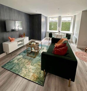 TV, video games, table football, offices - Spacious 1-bed Studio Apt w/ Free Parking & WiFi (Bournemouth)