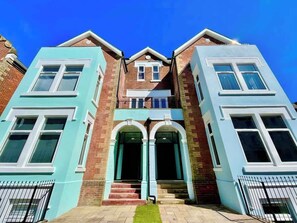 Exterior - Spacious 1-bed Studio Apt w/ Free Parking & WiFi (Bournemouth)