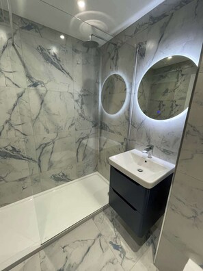 Shower, hair dryer, towels - Spacious 1-bed Studio Apt w/ Free Parking & WiFi (Bournemouth)