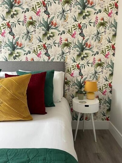 NEW & Vibrant 1-Bed in Town Centre w/ Free Parking