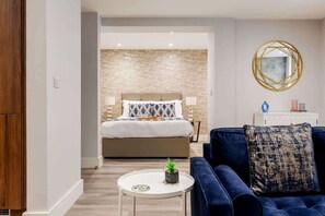 TV, videospill, fotballspill og kontorer