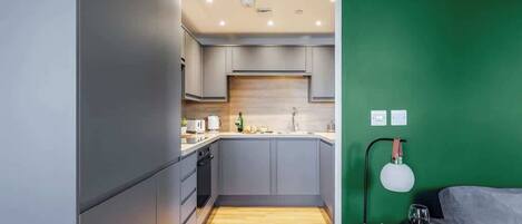 Een koelkast, een magnetron, een oven, een kookplaat