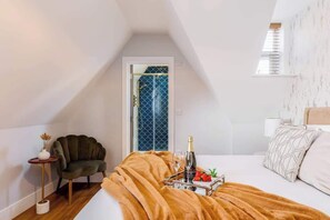 3 bedrooms, iron/ironing board, travel cot, WiFi - Wholesome Family 3-Bed, 2-Bath Apt; Free Gym & PKG (Bournemouth)