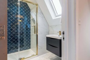 Shower, hair dryer, towels