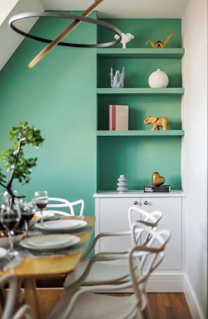 Dining - Wholesome Family 3-Bed, 2-Bath Apt; Free Gym & PKG (Bournemouth)