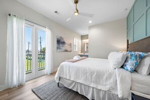 6 habitaciones, escritorio y tabla de planchar con plancha