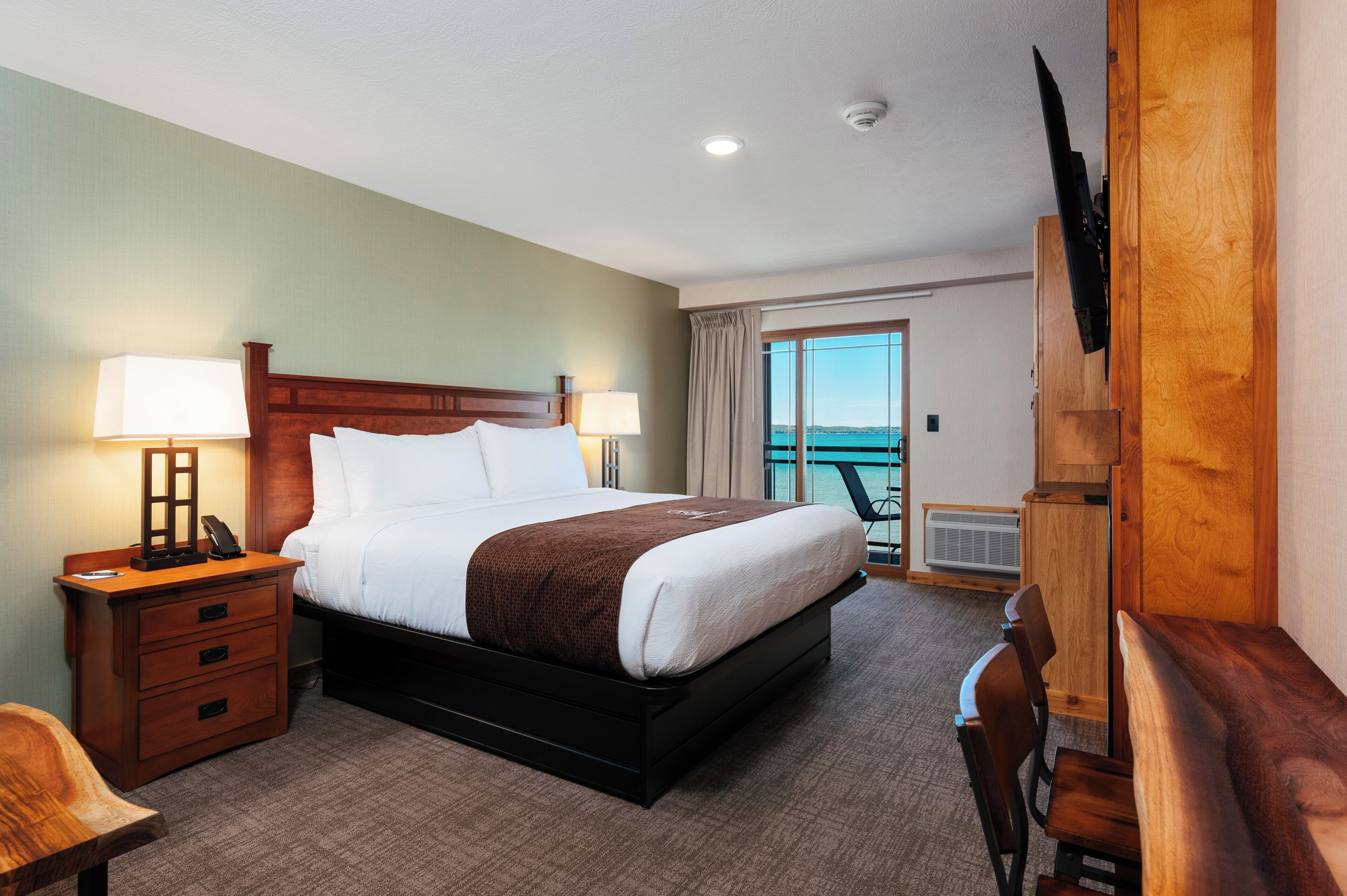 Lakeview Balcony King Room | Kostenloses WLAN, Bettwäsche