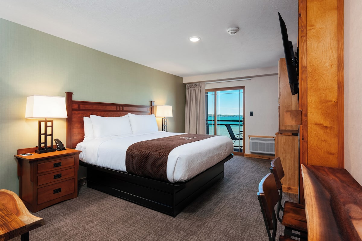 Lakeview Balcony King Room | WiFi (free), bed sheets