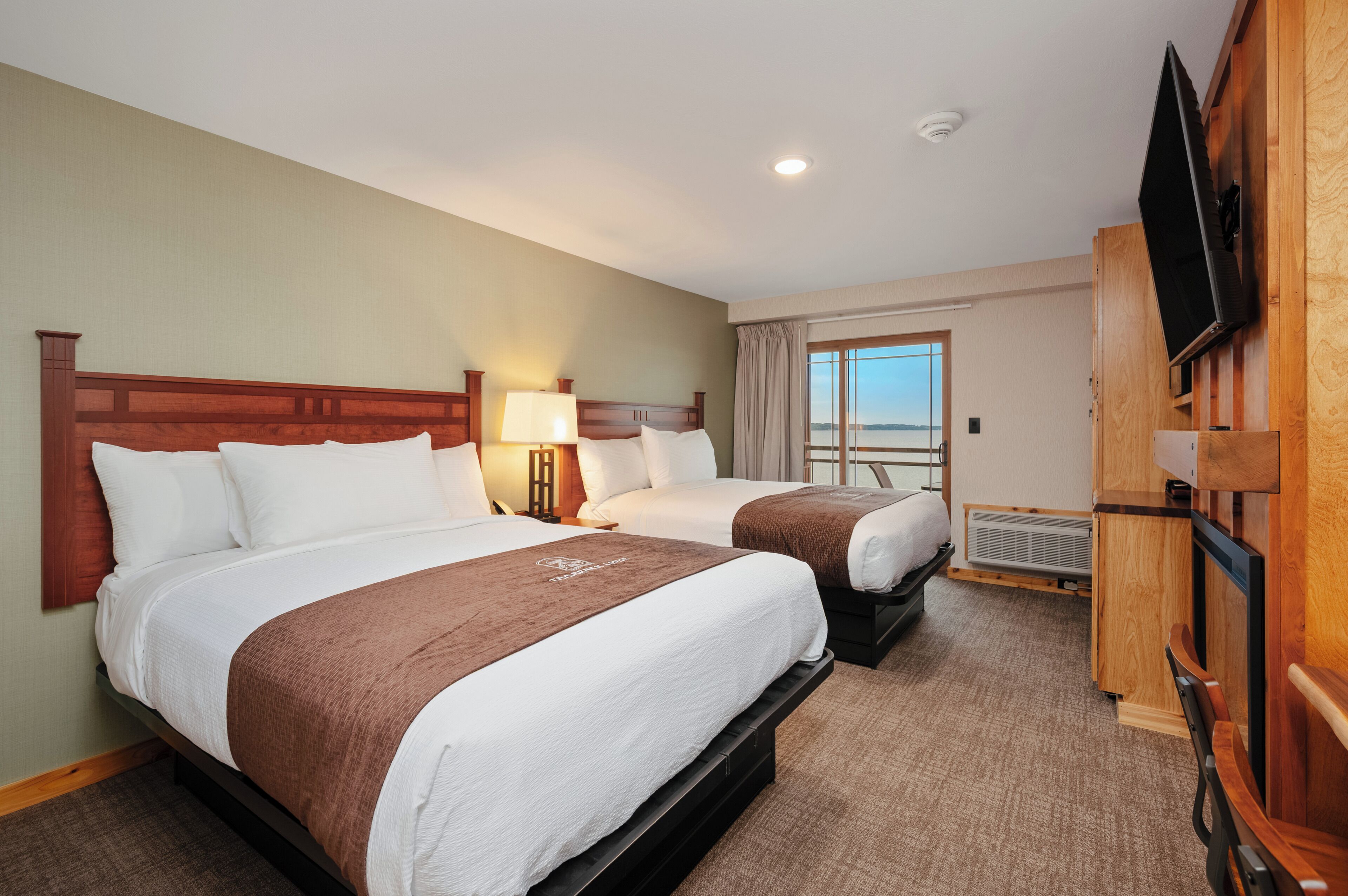 Lakeview Balcony Double Queen Room | Kostenloses WLAN, Bettwäsche