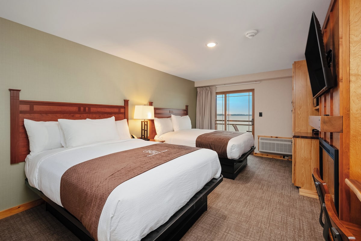Lakeview Balcony Double Queen Room | WiFi (free), bed sheets