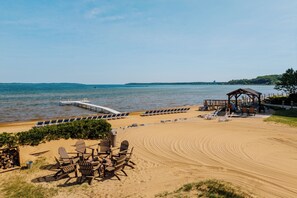 Plage privée, sable blanc, chaise longue, serviettes de plage