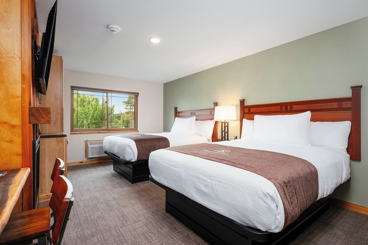 Non-View Double Queen Room | WiFi (free), bed sheets